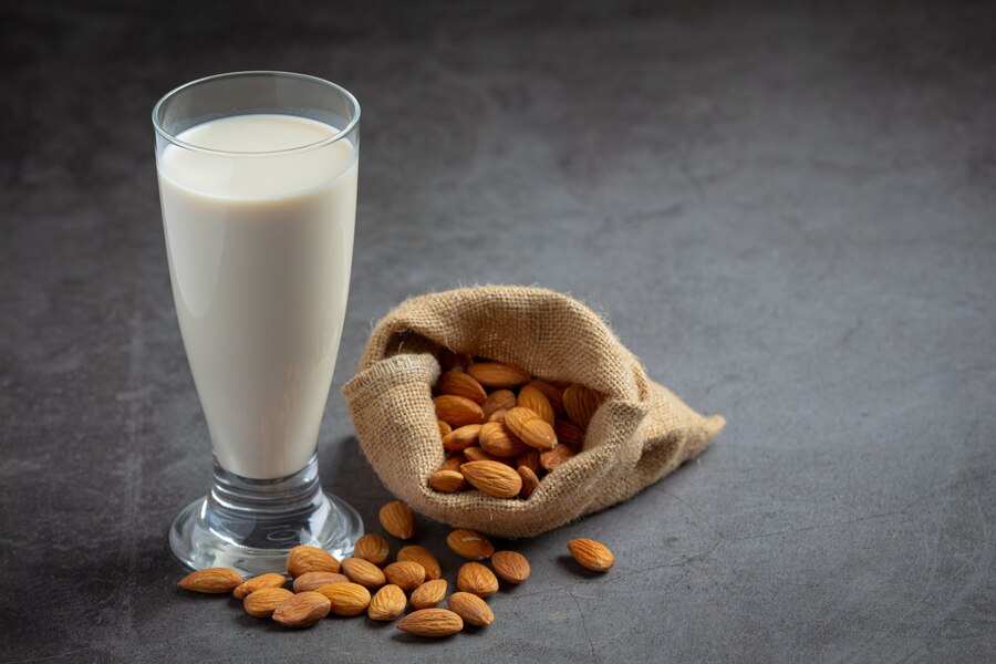 Le proprietà nutrizionali del latte di mandorla