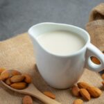 Tutto sul latte di mandorla, l’alternativa vegetale al latte vaccino