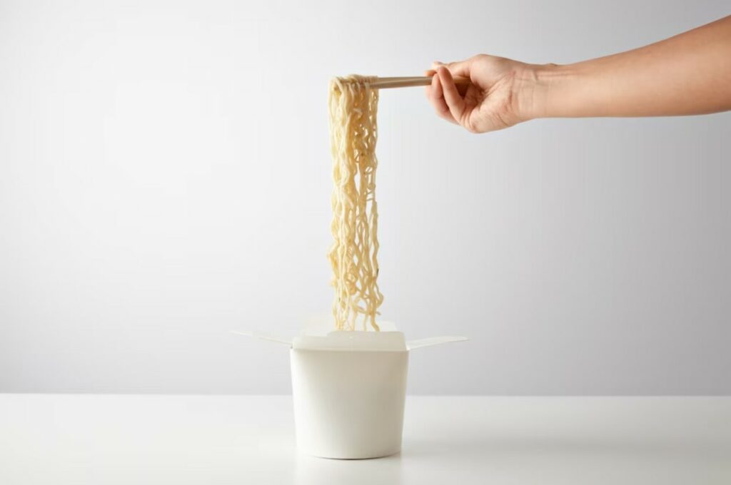 Prepara dei condimenti da aggiungere ai tuoi noodles istantanei