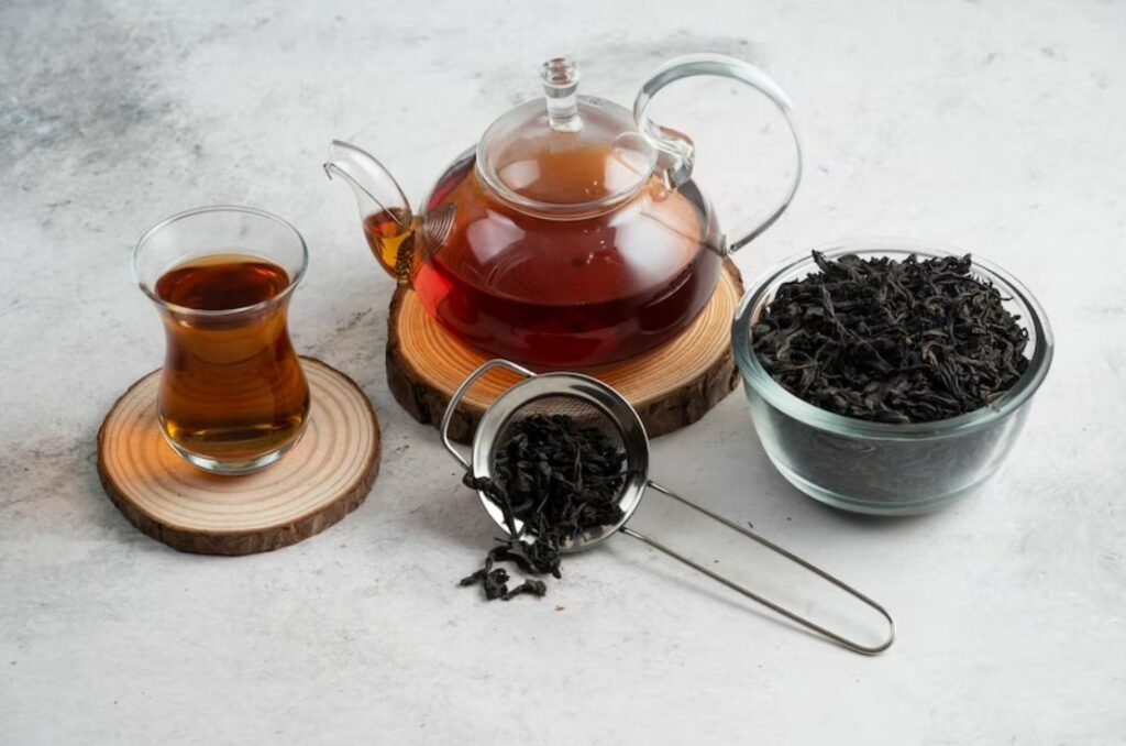 Come viene lavorato il tè nero?