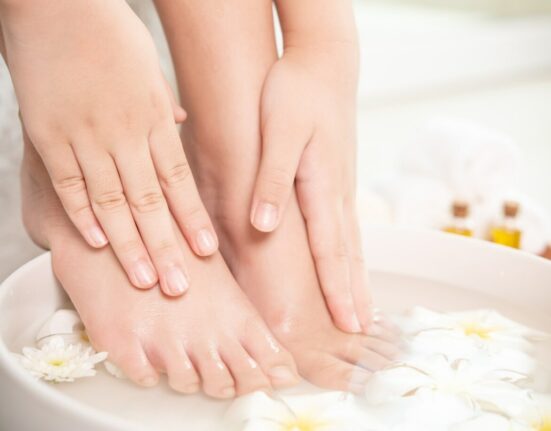 Prodotti per la cura di mani e piedi: come mantenerli morbidi e sani