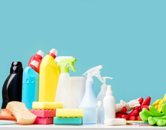 Come scegliere il detersivo giusto per ogni superficie