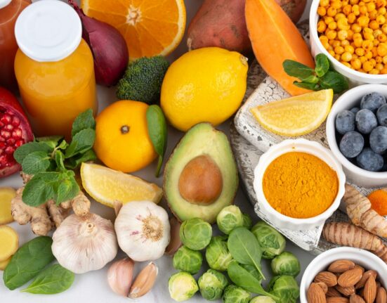 Il ruolo degli antiossidanti nella dieta: quali cibi scegliere per combattere l'invecchiamento