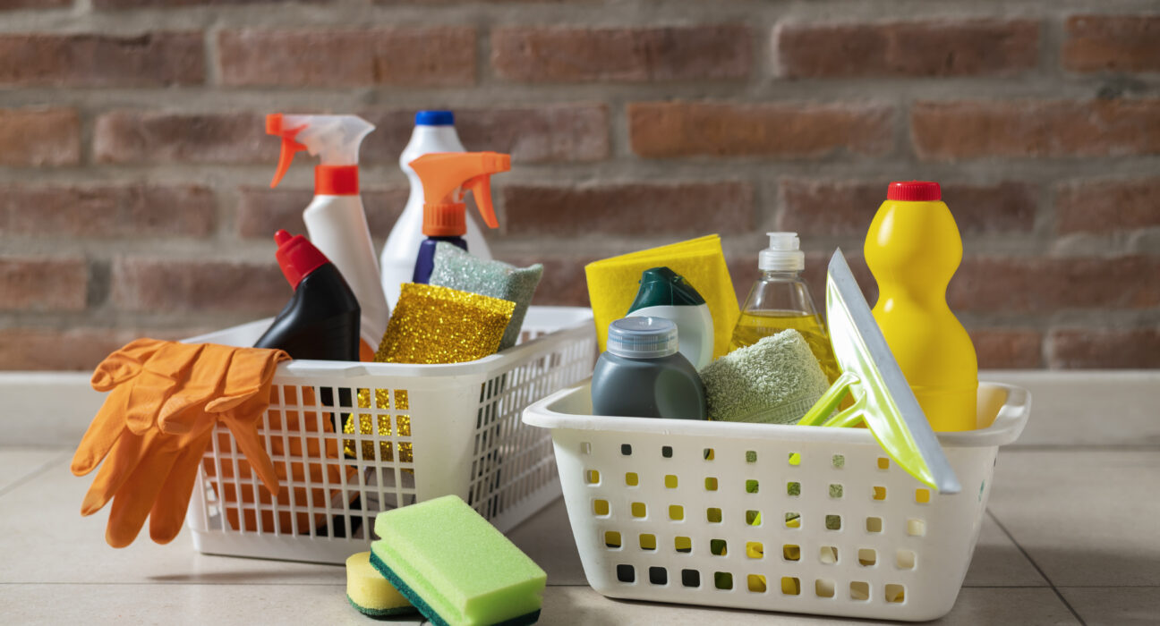 La spesa intelligente per la casa: quali detersivi conviene avere sempre in stock