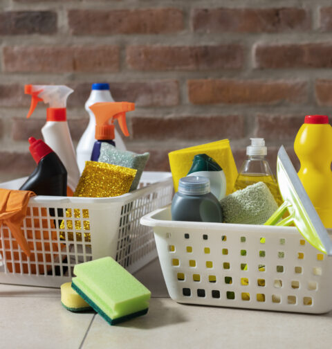 La spesa intelligente per la casa: quali detersivi conviene avere sempre in stock