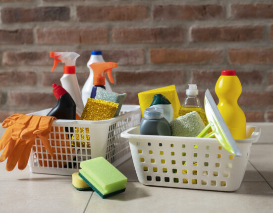 La spesa intelligente per la casa: quali detersivi conviene avere sempre in stock