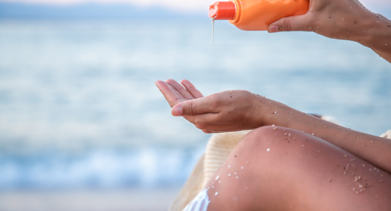 Sole, mare e pelle: come proteggersi durante l’estate con i migliori solari
