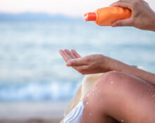 Sole, mare e pelle: come proteggersi durante l’estate con i migliori solari