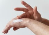 I migliori prodotti per la pelle secca: crema corpo, detergenti e consigli utili