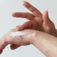 I migliori prodotti per la pelle secca: crema corpo, detergenti e consigli utili