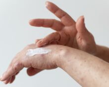 I migliori prodotti per la pelle secca: crema corpo, detergenti e consigli utili