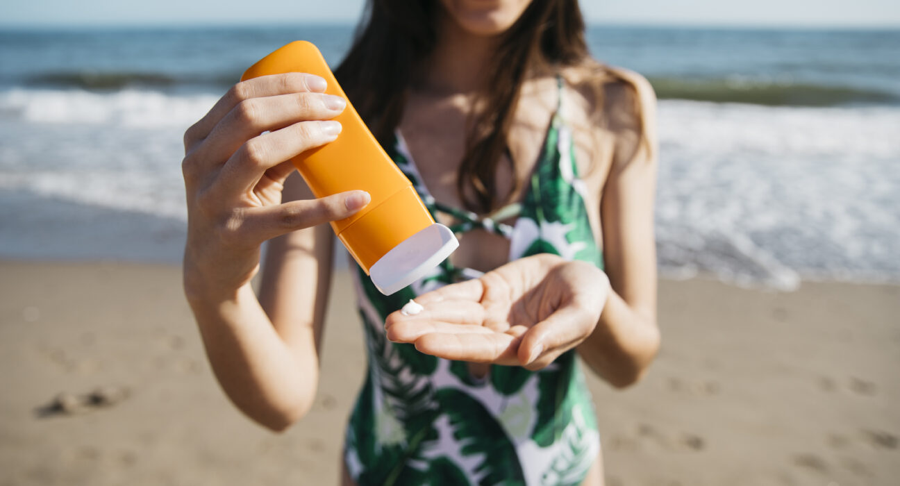 5 errori comuni quando si applica la crema solare (e come evitarli)