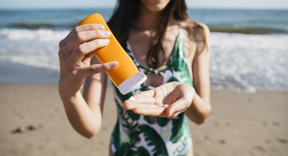 5 errori comuni quando si applica la crema solare (e come evitarli)