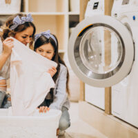 Come lavare i vestiti dei bambini in modo sicuro: guida ai detergenti delicati