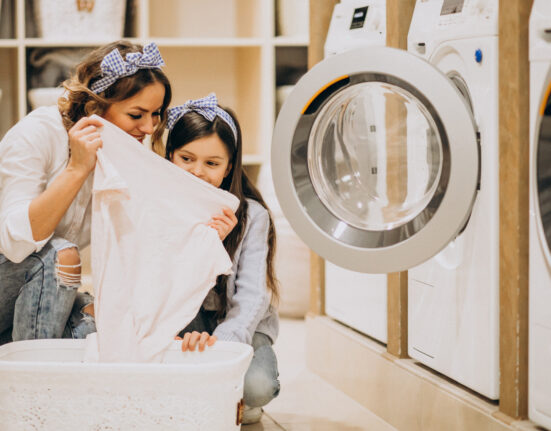 Come lavare i vestiti dei bambini in modo sicuro: guida ai detergenti delicati