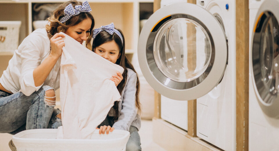 Come lavare i vestiti dei bambini in modo sicuro: guida ai detergenti delicati