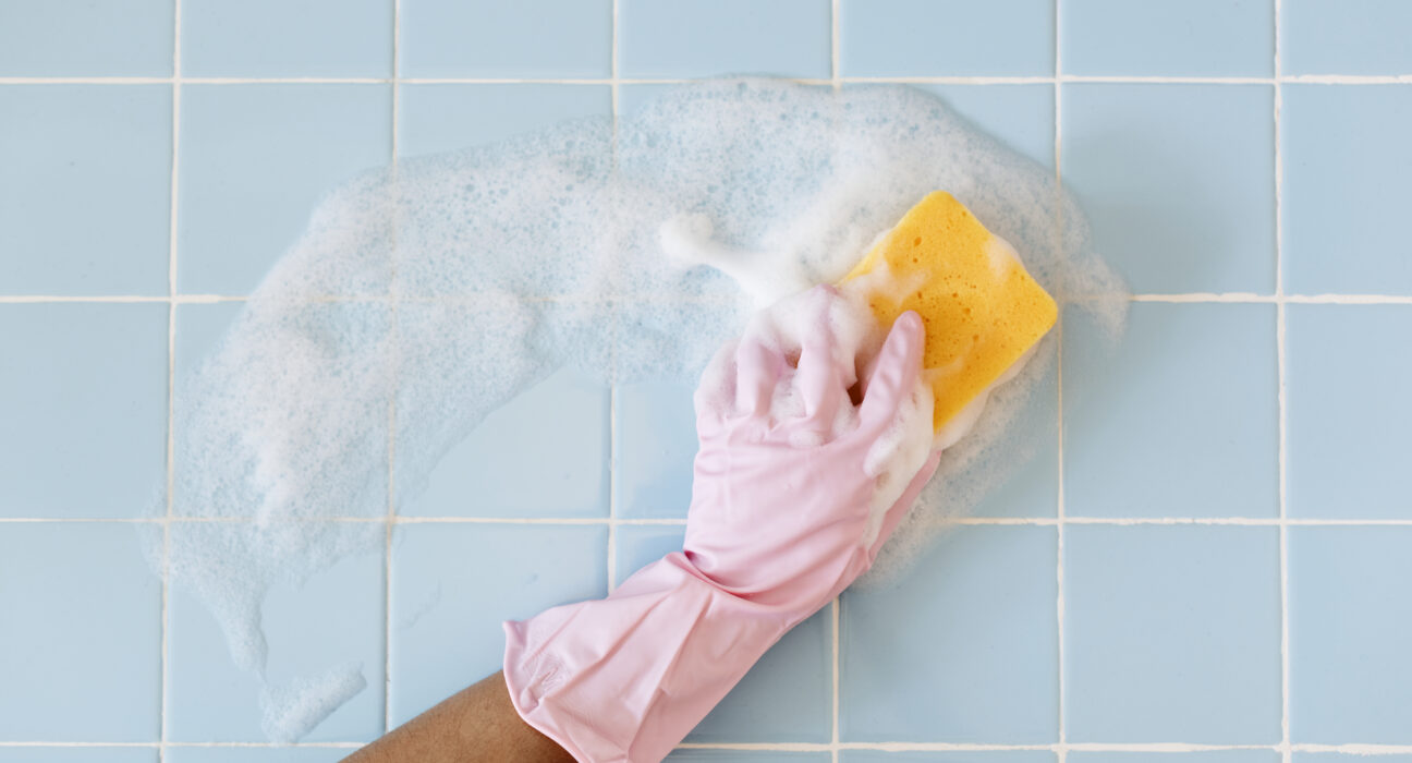 Come pulire la ceramica opaca e fare brillare le piastrelle