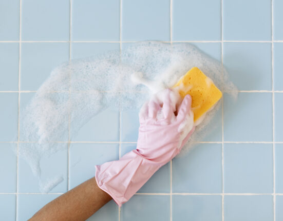 Come pulire la ceramica opaca e fare brillare le piastrelle