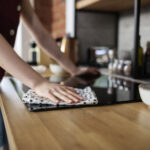 Eliminare grasso e incrostazioni in cucina: la nostra guida completa