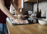 Eliminare grasso e incrostazioni in cucina: la nostra guida completa