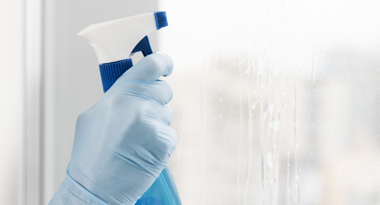 Pulire i vetri con l’ammoniaca: consigli efficaci per superfici brillanti