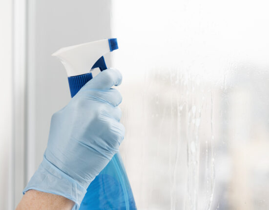 Pulire i vetri con l’ammoniaca: consigli efficaci per superfici brillanti
