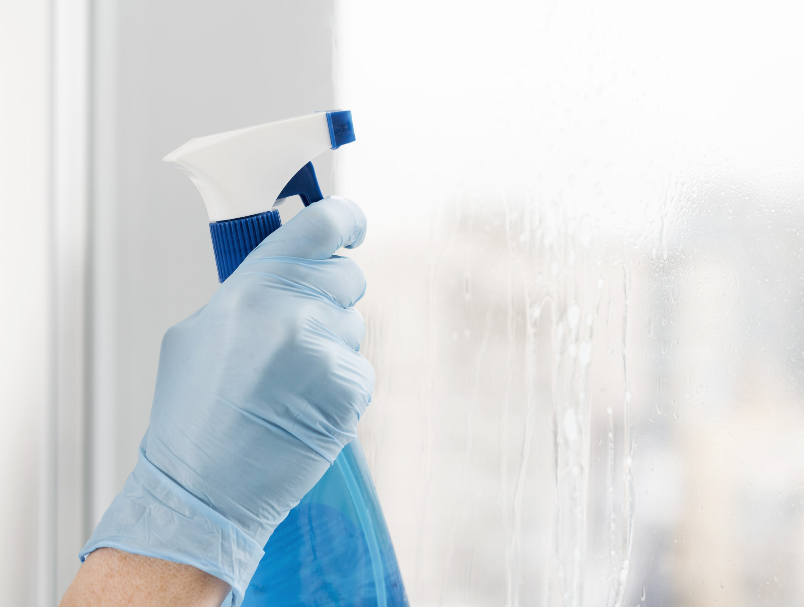 Pulire i vetri con l’ammoniaca: consigli efficaci per superfici brillanti