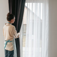 Pulizia e manutenzione delle tende: consigli per tessuti sempre freschi