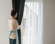Pulizia e manutenzione delle tende: consigli per tessuti sempre freschi