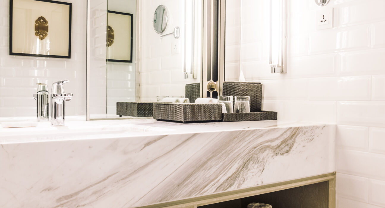 Come pulire le piastrelle: guida completa per bagno e cucina