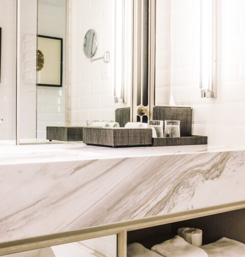 Come pulire le piastrelle: guida completa per bagno e cucina