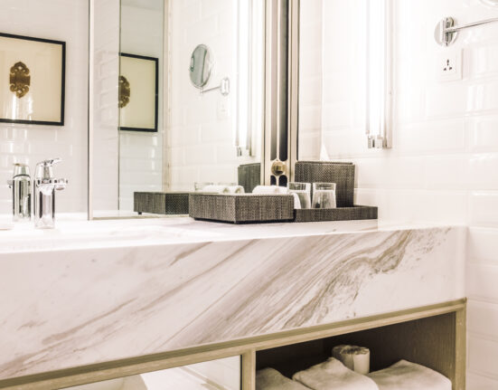 Come pulire le piastrelle: guida completa per bagno e cucina