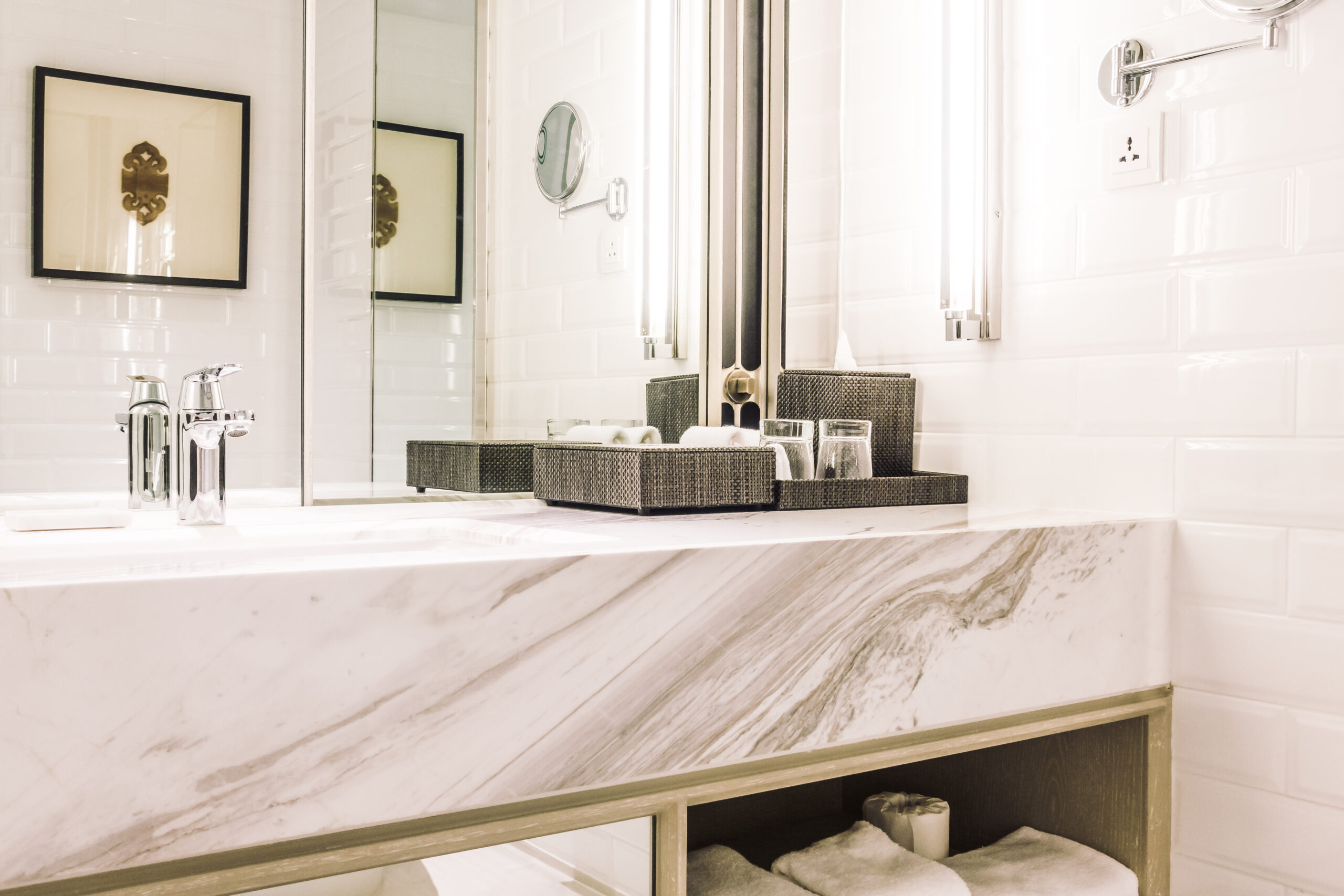 Come pulire le piastrelle: guida completa per bagno e cucina