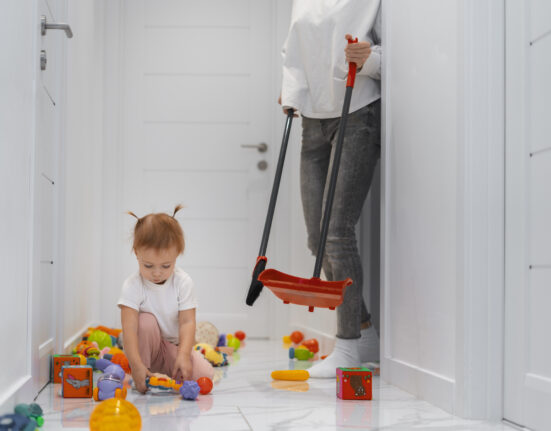 Come igienizzare giocattoli e superfici dei bambini senza rischi