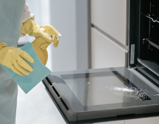 Come pulire il forno: guida completa per una pulizia efficace