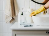 Come igienizzare il bagno: dai sanitari alle superfici