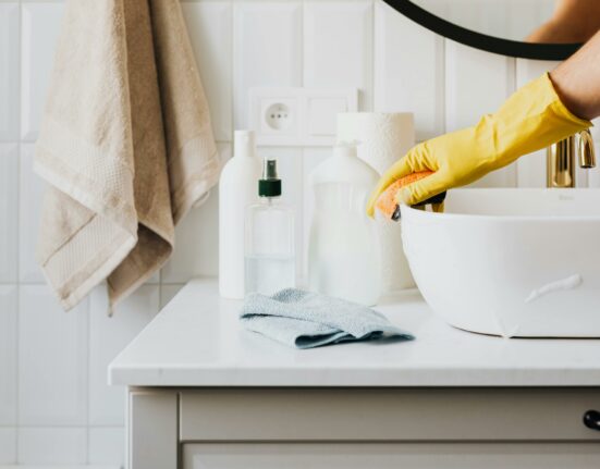 Come igienizzare il bagno: dai sanitari alle superfici