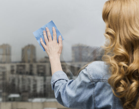 Come pulire i vetri: guida completa per una casa splendente