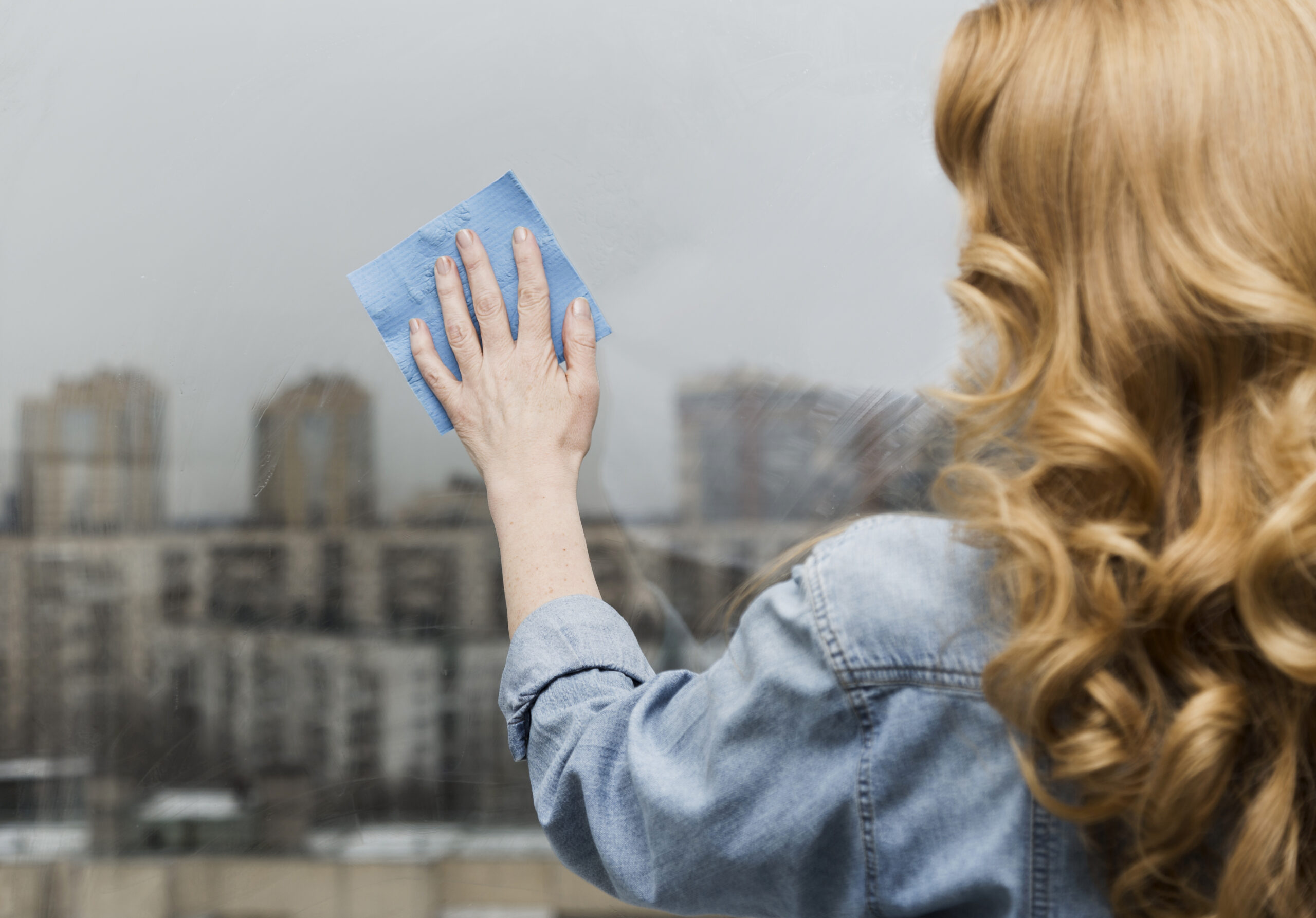 Come pulire i vetri: guida completa per una casa splendente