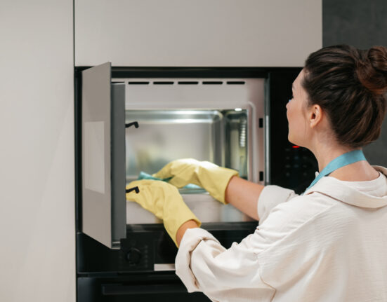 Come proteggere e pulire gli elettrodomestici: consigli per una casa efficiente