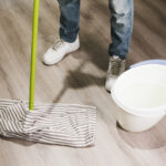Come trattare pavimenti e parquet in autunno per proteggerli dall’umidità