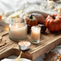 Idee per illuminare la casa con candele e luci calde in autunno