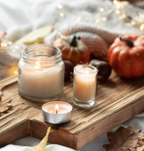 Idee per illuminare la casa con candele e luci calde in autunno