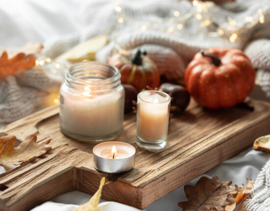 Idee per illuminare la casa con candele e luci calde in autunno