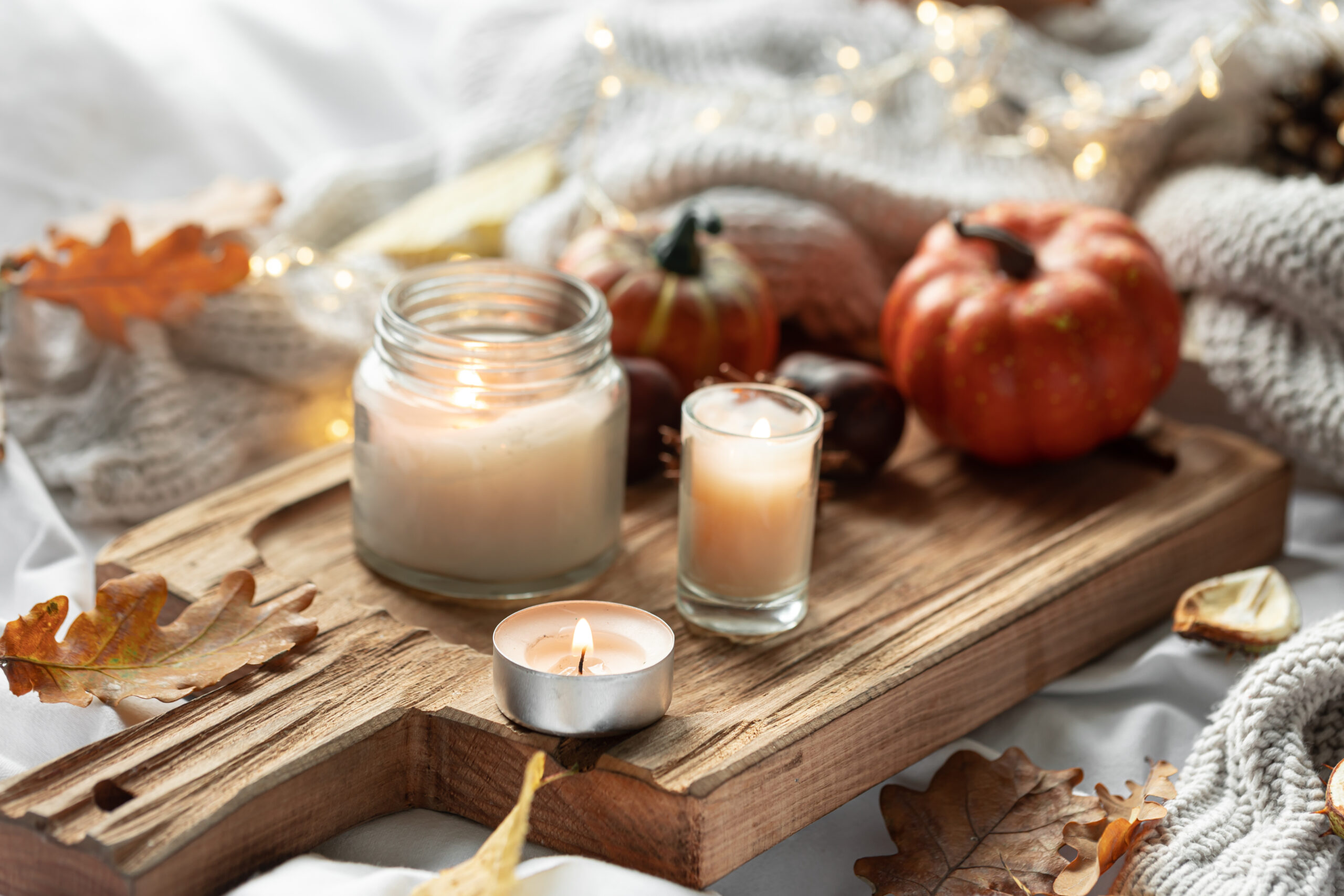 Idee per illuminare la casa con candele e luci calde in autunno
