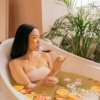 Rituali di relax invernali: bagno caldo, oli essenziali e aromi