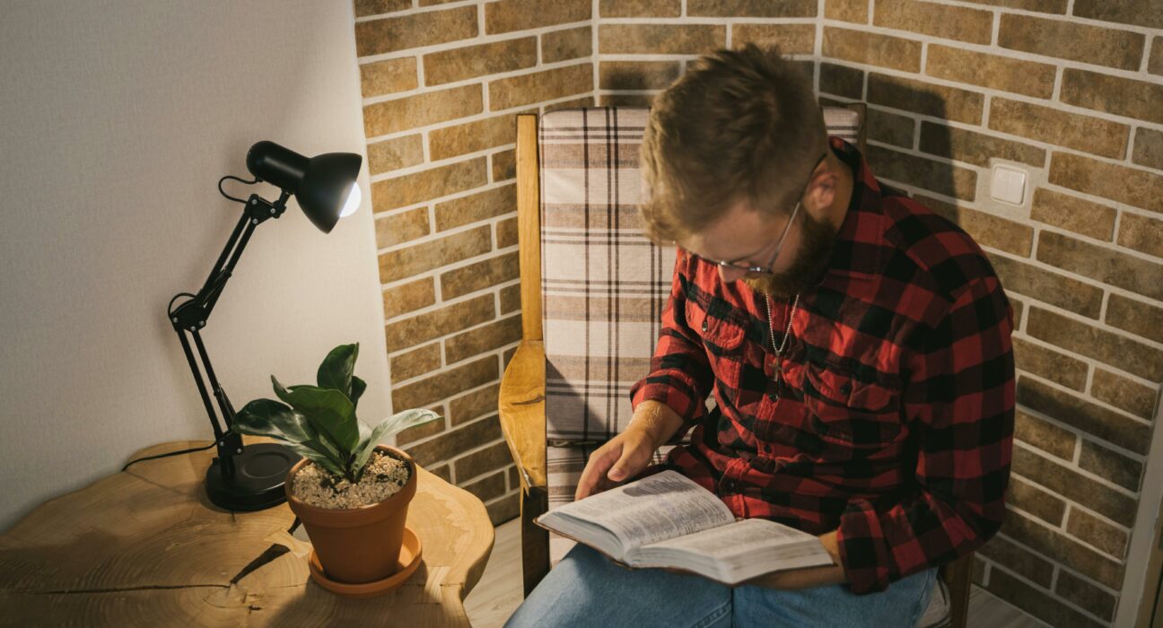 Organizzare angoli lettura e relax in casa durante l’inverno: comfort, luce e calore