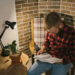 Organizzare angoli lettura e relax in casa durante l’inverno: comfort, luce e calore