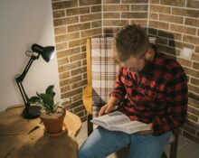 Organizzare angoli lettura e relax in casa durante l’inverno: comfort, luce e calore