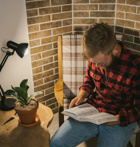 Organizzare angoli lettura e relax in casa durante l’inverno: comfort, luce e calore